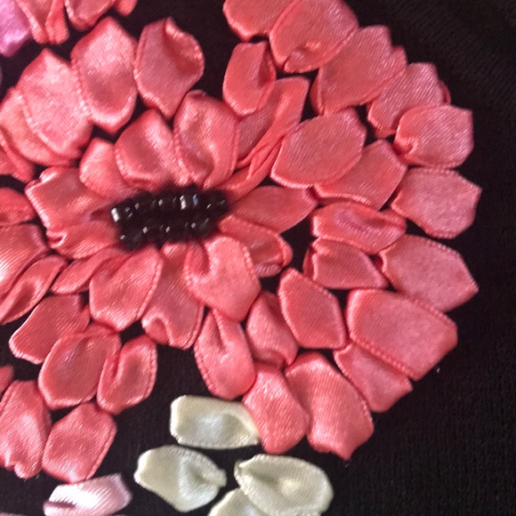 COPY - Adorable blouse with art on front and back - Picture 4 of 5